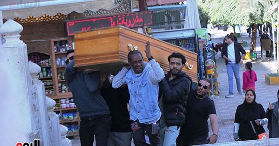 تشييع جثمان شقيقة الكينج محمد منير إلى مثواها الأخير 