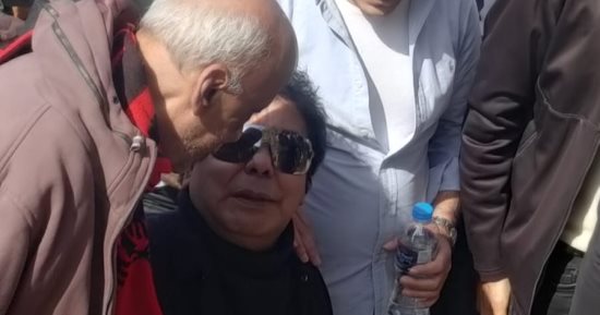 بكاء شديد للفنان محمد منير أمام مقبرة شقيقته 