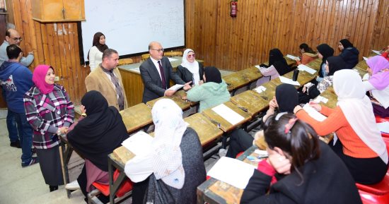 رئيس جامعة سوهاج يتفقد الامتحانات بكليتى العلوم والتربية النوعية