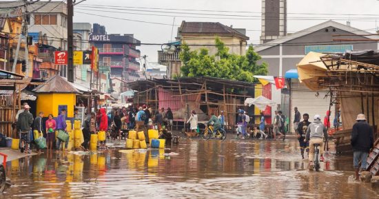 مصرع وفقدان 20 شخصا جراء الفيضانات في إندونيسيا