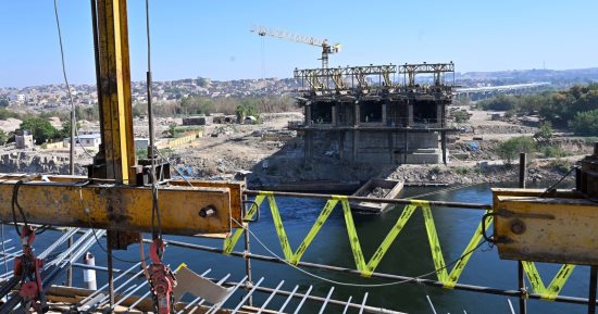 محور بديل خزان أسوان يخلق مناطق تنموية جديدة غرب النيل.. فيديو