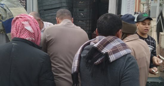 إقبال كبير على شراء الأسماك المطروحة بأسعار مخفضة فى كفر الشيخ