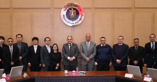 وزير الصناعة يستعرض مع وفد الوكالة الكورية تنفيذ نظام رقمى لإدارة المخاطر 