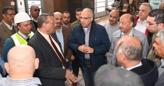 وزير الرى يتفقد محطة كهرباء السد العالى وماكينة الجسات ومخازن الهيئة