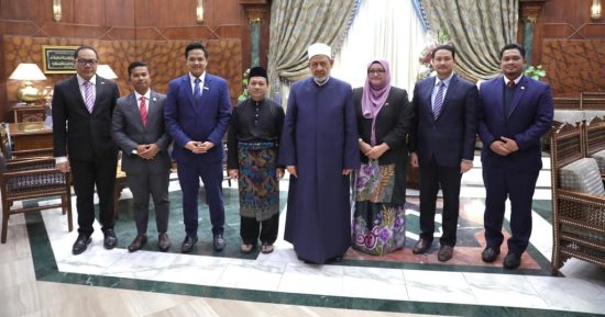 شيخ الأزهر يستقبل السفير الماليزى لدى القاهرة
