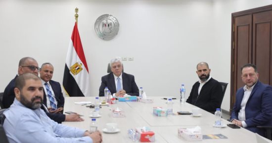 وزير التعليم العالي يلتقي فريق عمل السيارة الكهربائية لمتابعة تنفيذ التصنيع
