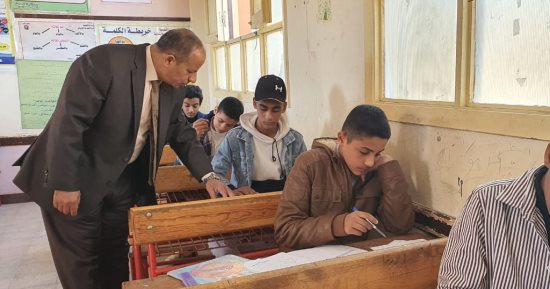 وكيل تعليم الأقصر يتفقد مدارس إسنا لمتابعة امتحانات الشهادة الإعدادية.. صور