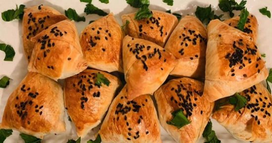 طريقة عمل البوريك بالسمسم والزعتر في البيت بمكونات سهلة