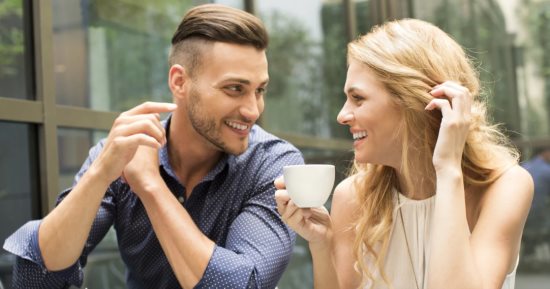 كيف تعرفين أن هذا الرجل معجب بكِ؟.. 7 علامات هتقولك 