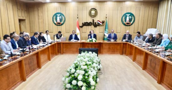 محافظ المنوفية يناقش آليات تنفيذ الموجة الـ22 لإزالة التعديات
