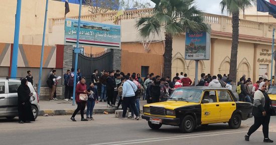طلاب الشهادة الإعدادية بالإسكندرية يؤدون امتحان مادة الجبر.. فيديو وصور