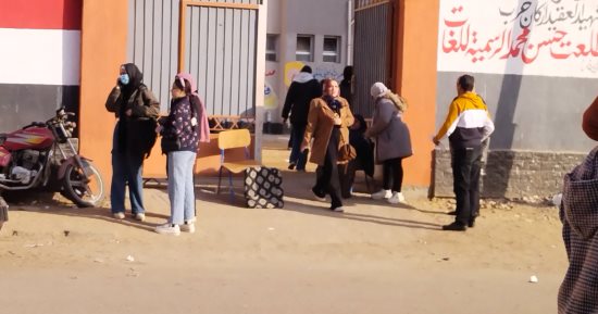 طلاب الشهادة الإعدادية بالقليوبية يبدأون أداء امتحان الجبر والإحصاء.. لايف