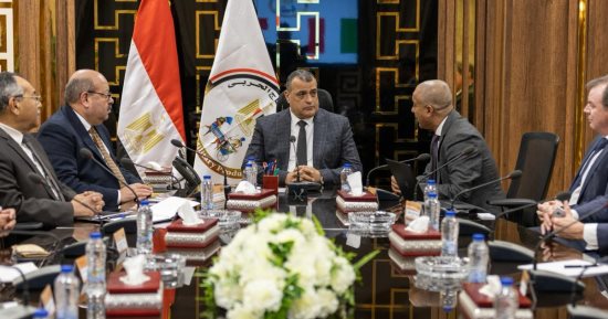 وزير الإنتاج الحربى يبحث مع "يورودرو" الإيطالية التعاون فى تصنيع مكونات المصاعد