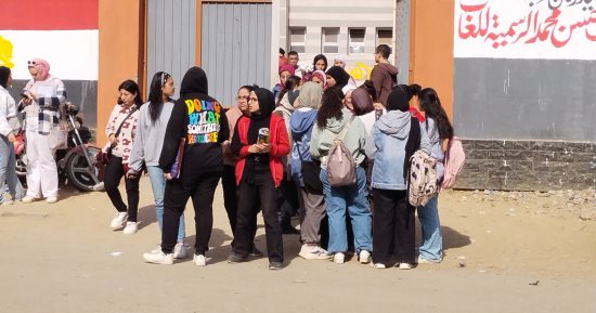 الجبر والإحصاء يرسمان الفرحة على وجوه طلاب الإعدادية بالقليوبية.. لايف وصور