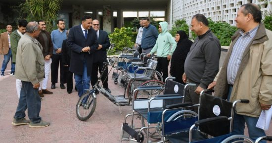 محافظ الدقهلية يسلم 15 كرسيا متحركا ودراجة بدال لذوى الاحتياجات الخاصة