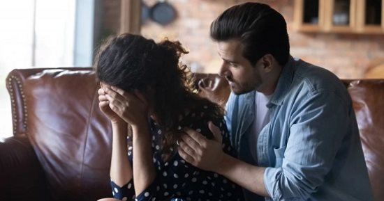 ماتسيبهاش لوحدها كتير..  إتيكيت التعامل مع زوجتك فى حالة شعورها بالحزن 