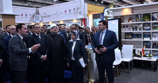 رئيس الوزراء يتفقد جناح "مركز المعلومات ودعم اتخاذ القرار" بمعرض الكتاب