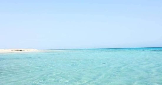 مملكة الاسترخاء.. شاطئ شرم اللولى قبلة السياح فى مرسى علم