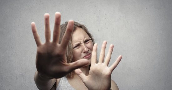 كيف تتعامل مع المهووس بالخوف من الحسد؟ اعرف الإتيكيت بيقول إيه