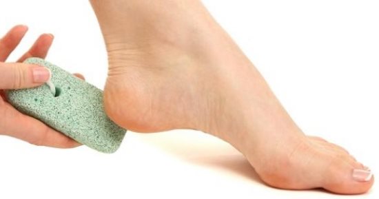5 خطوات للتخلص من تشقق القدمين في المنزل.. "مش محتاجة صالون تجميل"