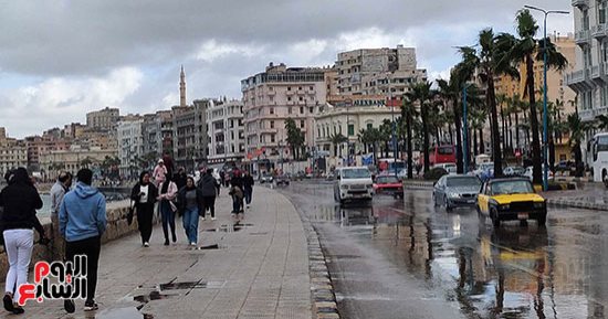 نوة الكرم تضرب الإسكندرية.. هطول أمطار غزيرة لليوم الثالث