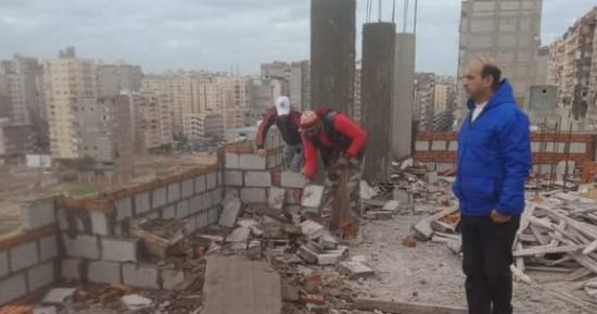 إزالة بناء مخالف بحى المنتزه أول فى الإسكندرية