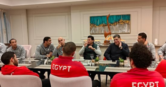 وزير الرياضة يحفز لاعبى منتخب اليد قبل مواجهة الجزائر فى نهائى أفريقيا غدا
