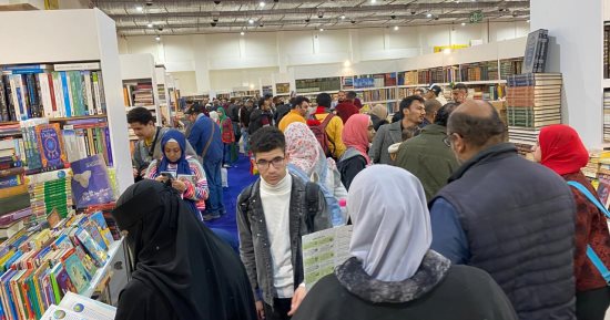 كتب تبدأ من 10 جنيه.. إقبال كثيف على سور الأزبكية بمعرض الكتاب