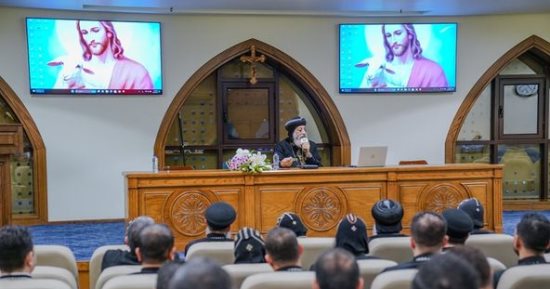 البابا تواضروس الثانى يستقبل وفدا من طلاب "إكليريكية المحرق"
