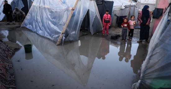 الاحتلال يواصل عدوانه على غزة.. خيم النازحين تغرق بسبب الأمطار.. الصحة الفلسطينية: استشهاد 174 شخصا وإصابة 310 آخرين خلال 24 ساعة.. مجلس الأمن يجتمع الأربعاء للنظر فى قرار محكمة العدل الدولية بشأن إسرائيل