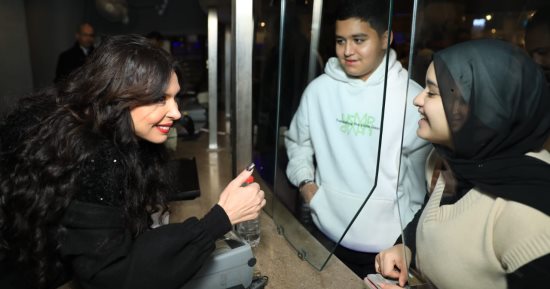 الفنانة دينا تشاهد فيلم "عادل مش عادل" مع الجمهور في أكتوبر.. صور