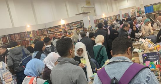 تبدأ من 2 جنيه إلى 10 جنيهات.. سور الأزبكية يجذب زوار معرض الكتاب