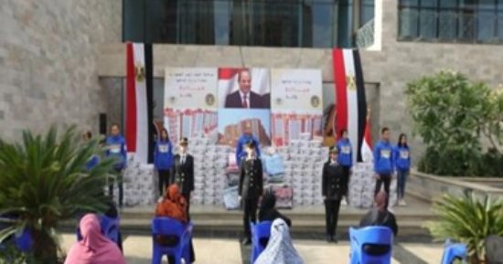 احتفالا بعيدها 72.. الشرطة توزع عبوات غذائية بالمناطق الأولى بالرعاية.. صور