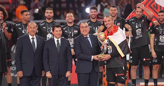 رئيس الوزراء يسلم المنتخب المصرى كأس البطولة الأفريقية لكرة اليد.. صور