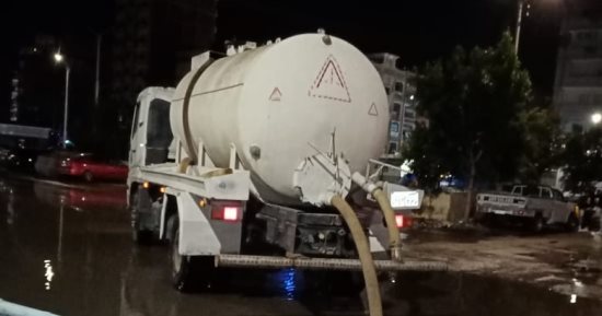 فرق الطوارئ بحى ثان الإسماعيلية تسحب تجمعات مياه الأمطار.. صور 