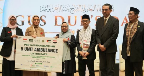 "بيت الزكاة والصدقات" يتسلَّم 5 سيارات إسعاف من جمعية نهضة العلماء الإندونيسية