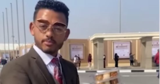 بالبدلة والكرافتة.. شاب يبيع فريسكا داخل معرض الكتاب وسط حالة من البهجة (فيديو)