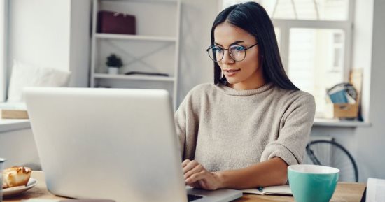 العمل من المنزل يعود بقوة فى أوروبا وأمريكا اللاتينية لمواجهة أزمة الطاقة العالمية.. تحركات حكومية لتقليل استهلاك الوقود والكهرباء وتخفيف الضغط على الشبكات.. وتحول «العمل عن بُعد» من حل مؤقت إلى سياسة مستدامة
