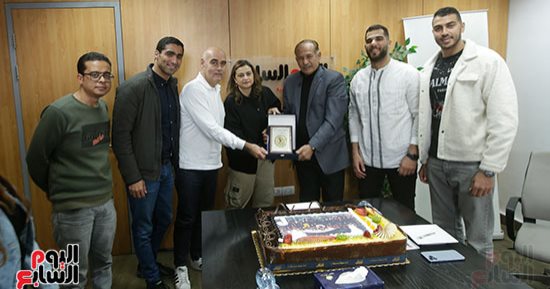 رئيس اليد يهدى درع الاتحاد لـ علا الشافعى رئيس تحرير اليوم السابع