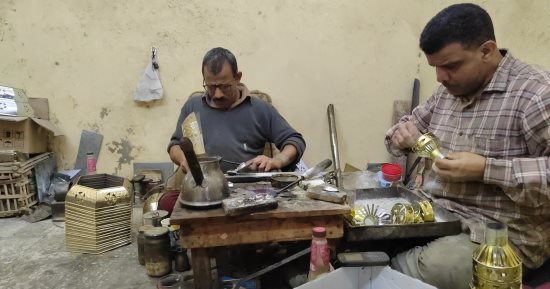 عجلة الإنتاج تدور لتصنيع فانوس رمضان استعدادا للشهر الكريم.. جولة فى ورش الفوانيس بالسيدة زينب.. "أبو لاد والدلالية والمخمس والبرج والمقلوب والشمامة" أشهر الأنواع وأبو شمعة الأرخص.. صور
