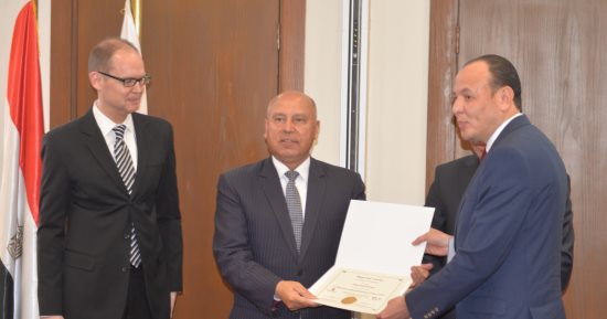 وزير النقل يسلم شهادات المدرب الدولى المحترف لعاملين بالشركة القابضة للنقل البحرى