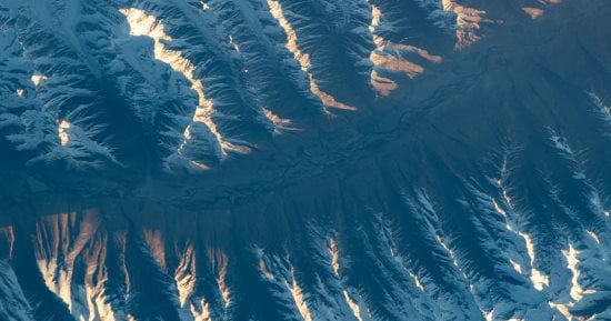 رائدة فضاء تشارك صورًا مذهلة لظاهرة Alpenglow من المحطة الدولية