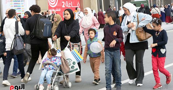 معرض الكتاب.. ملتقى الأجيال بالأسر المصرية فى الدورة 55.. «العائلات» فى صدارة الزوار وحضور كثيف من الشباب وكبار السن والأعداد تقترب من الـ2 مليون زائر.. وسور الأزبكية يعرض مجموعة من الكتب والمجلدات النادرة