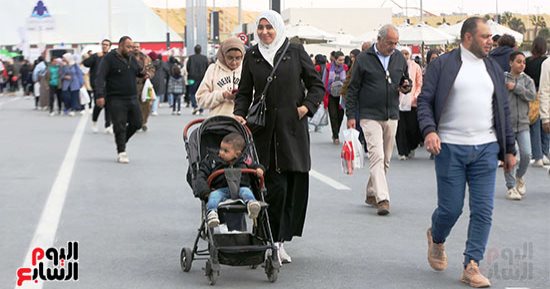 زوار معرض الكتاب يتحدون الأمطار وبرودة الطقس ويقبلون على شراء الكتب
