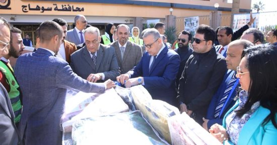 محافظ سوهاج يدشن حملة "شتاء دافئ" لتوزيع 1500 بطانية للأسر الأولى بالرعاية