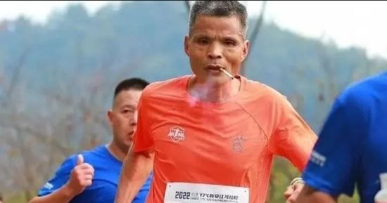 صاحب مزاج.. استبعاد عداء صينى يدخن أثناء السباقات لترويجه لعادة غير صحية