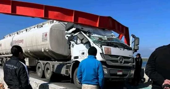 مصرع سائق "نقل ثقيل" اصطدم بالحاجز الحديدى فى الدقهلية.. صور