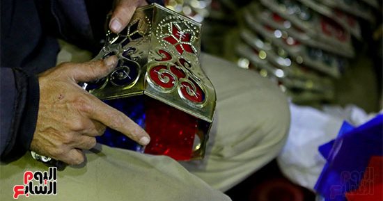 بشاير شهر الخير.. مراحل صناعة فانوس رمضان من الورشة لزينة الشوارع