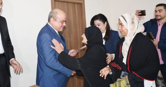 تبلغ 85 عاما.. تكريم الحاجة عائشة فاضل لتحررها من الأمية