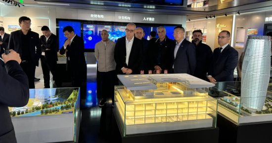 وزير الإسكان يلتقى رئيسى القطاع الدولى والمكتب الهندسى الثامن بشركة "CSCEC" الصينية